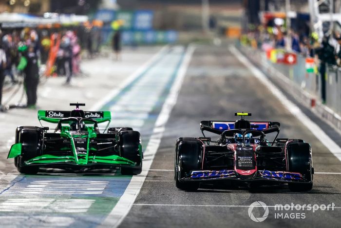 Valtteri Bottas, Stake F1 Team Kick Sauber C44 y Pierre Gasly, Alpine A524 en el pit lane 