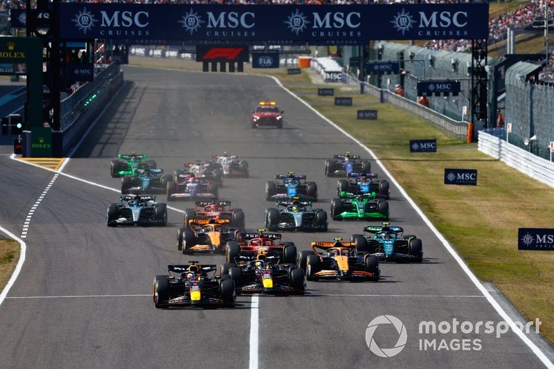 Max Verstappen, Red Bull Racing RB20, Sergio Pérez, Red Bull Racing RB20, Lando Norris, McLaren MCL38, Carlos Sainz, Ferrari SF-24, Fernando Alonso, Aston Martin AMR24, Oscar Piastri, McLaren MCL38, el resto del campo para la reanudación.