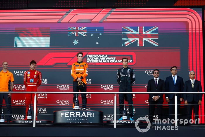 Charles Leclerc, Scuderia Ferrari, 2ª posición, Oscar Piastri, McLaren F1 Team, 1ª posición, George Russell, Mercedes-AMG F1 Team, 3ª posición, en el podio.