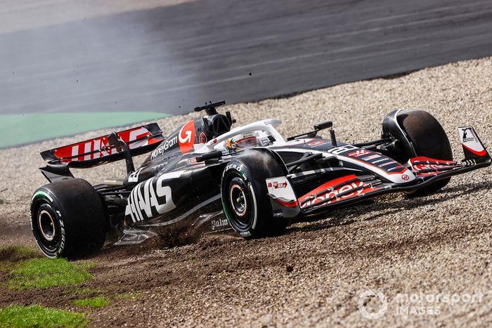 Kevin Magnussen, Haas VF-24, se sale de la pista y se va a la grava