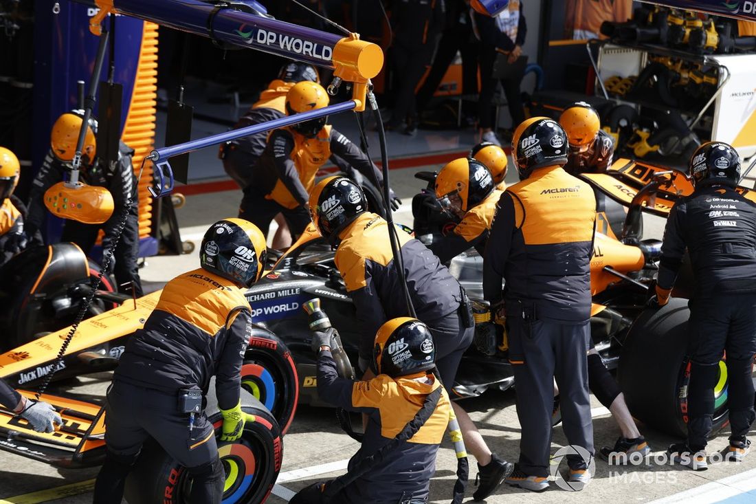 Oscar Piastri, McLaren MCL38, w boksie podczas kwalifikacji