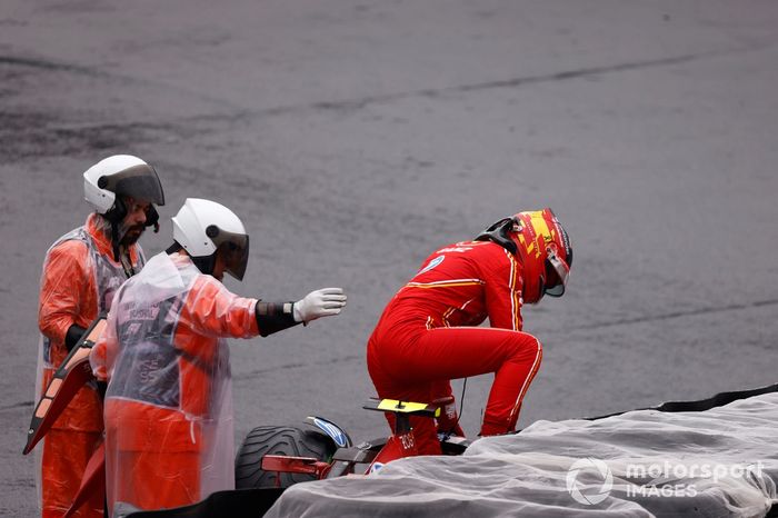 Carlos Sainz, Scuderia Ferrari, sale de su coche tras un accidente