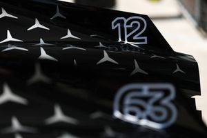 Números de carrera en la carrocería del Mercedes AMG Petronas F1 Team W16