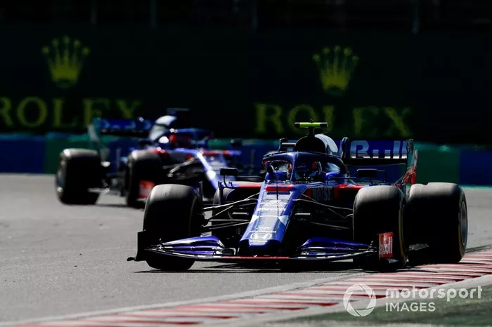 Alexander Albon, Toro Rosso STR14, precede Daniil Kvyat, Toro Rosso STR14