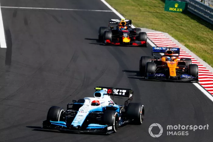 Robert Kubica, Williams FW42, precede Carlos Sainz Jr., McLaren MCL34, e Pierre Gasly, Red Bull Racing RB15