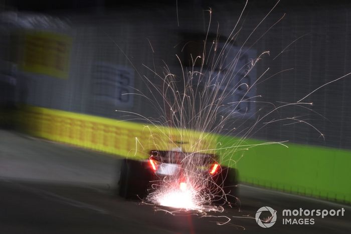 Mick Schumacher y el Haas VF-22 echan chispas