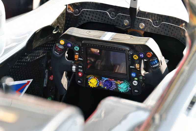 Mercedes AMG F1 W09, кермо
