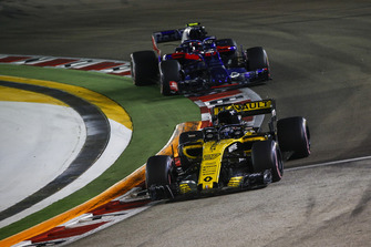 Nico Hulkenberg, Renault Sport F1 Team R.S. 18 and Pierre Gasly, Scuderia Toro Rosso STR13