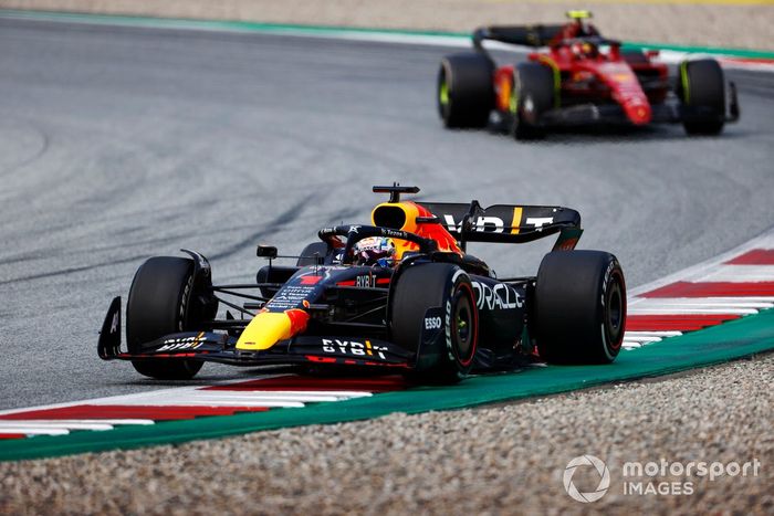Max Verstappen, Red Bull Racing RB18, Carlos Sainz, Ferrari F1-75