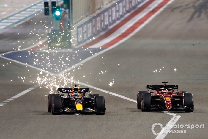 Max Verstappen, Red Bull Racing RB18, lucha con Charles Leclerc, Ferrari F1-75