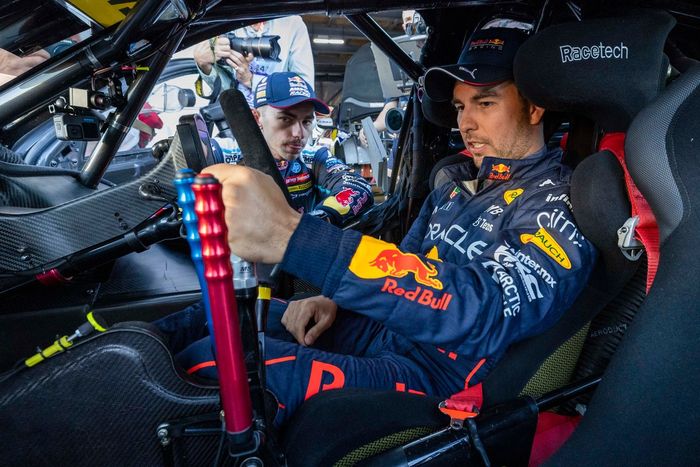 Sergio Pérez, Red Bull Racing conduce el V8 Supercar de Broc Feeney  