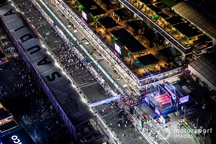 Fans y los miembros del equipo se reúnen para la ceremonia del podio