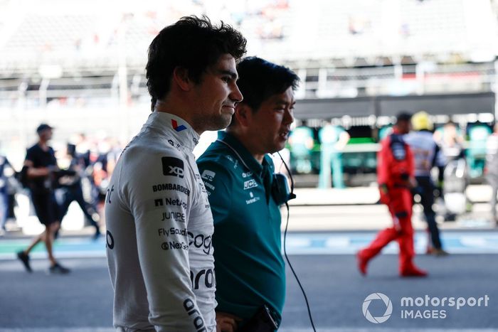 Lance Stroll, del equipo Aston Martin F1, con su ingeniero