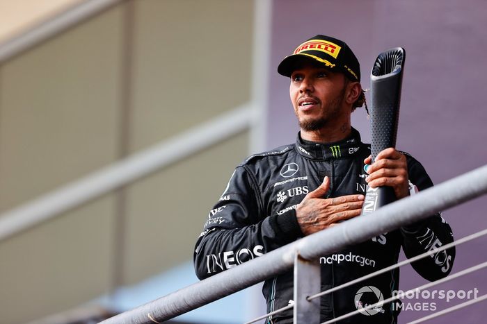 Lewis Hamilton, Mercedes-AMG, 2ª posición, en el podio con su trofeo