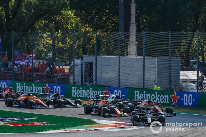 Valtteri Bottas, Mercedes W12, Max Verstappen, Red Bull Racing RB16B, Daniel Ricciardo, McLaren MCL35M, Lando Norris, McLaren MCL35M, Lewis Hamilton, Mercedes W12, Pierre Gasly, AlphaTauri AT02 al inicio 