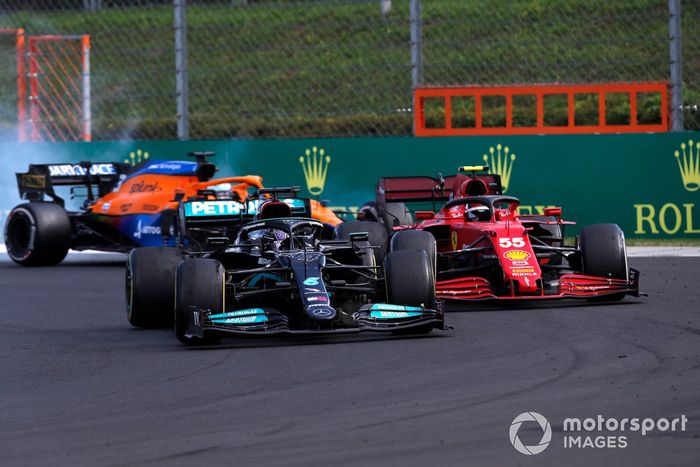 Lewis Hamilton, Mercedes W12, pasa a Carlos Sainz Jr., Ferrari SF21