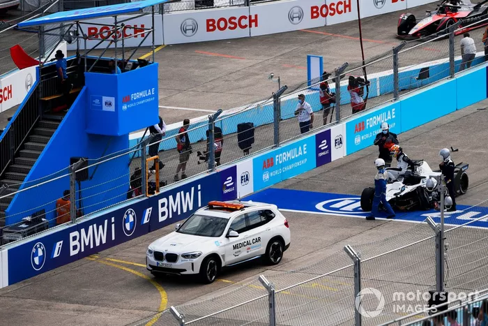 Los oficiales de pista asisten a Edoardo Mortara, Venturi Racing, Silver Arrow 02, tras un choque en la línea de salida con Mitch Evans, Jaguar Racing, Jaguar I-TYPE 5