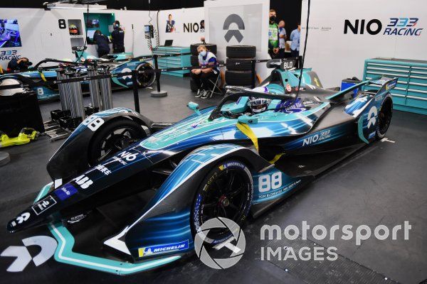 Tom Blomqvist (NIO 333, NIO 333 001) en el garaje