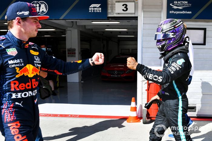 Ganador de la pole, Lewis Hamilton, Mercedes, choca el puño con Max Verstappen, Red Bull Racing, tercer puesto en Parc Ferme tras la clasificación