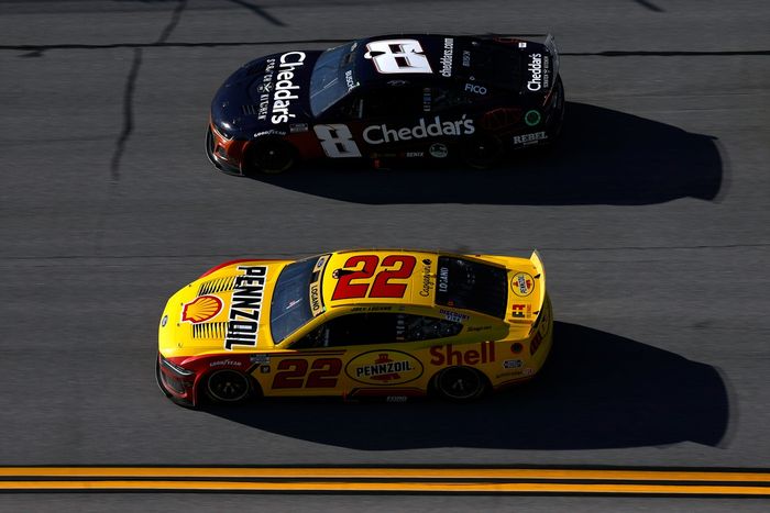 Joey Logano, Team Penske Ford, Kyle Busch, Richard Childress Racing Chevrolet
