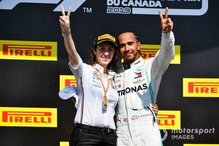 Marga Torres Díez, engenheira de motor da Mercedes, celebra o pódio do GP do Canadá de 2019 com Lewis Hamilton