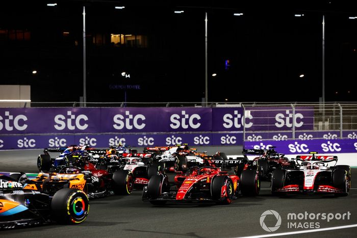 Zhou Guanyu, Alfa Romeo C43, Charles Leclerc, Ferrari SF-23, Nico Hulkenberg, Haas VF-23, Kevin Magnussen, Haas VF-23, el resto de los participantes en la salida.