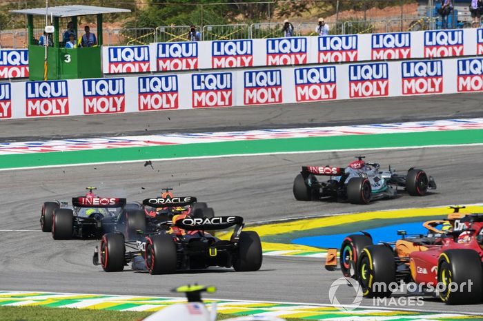 Max Verstappen, Red Bull Racing RB18, choca con Lewis Hamilton, Mercedes W13