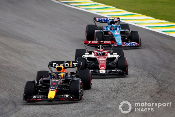 Max Verstappen, Red Bull Racing RB18, Valtteri Bottas, Alfa Romeo C42, Esteban Ocon, Alpine A522