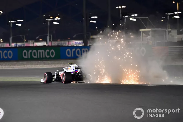 Las chispas salen del coche de Mick Schumacher, Haas VF-21