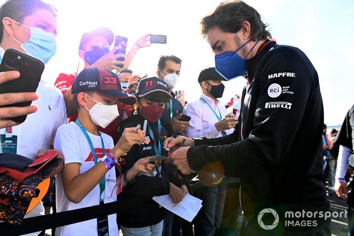 Fernando Alonso, Alpine F1 firma autógrafos para los aficionados