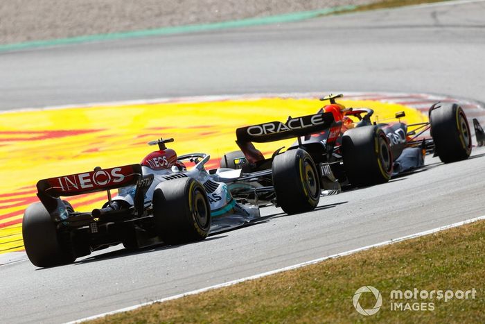 Sergio Pérez, Red Bull Racing RB18, George Russell, Mercedes W13 