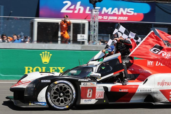 Ganadores #8 Toyota Gazoo Racing Toyota GR010 Hybrid de Sébastien Buemi, Brendon Hartley, Ryo Hirakawa