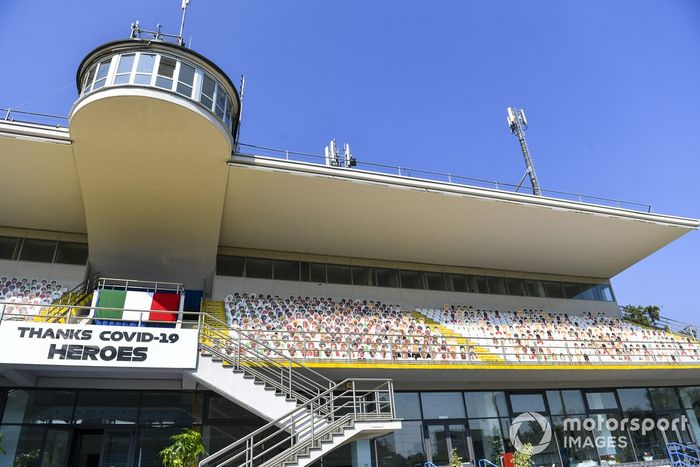 Siluetas de aficionados en Monza