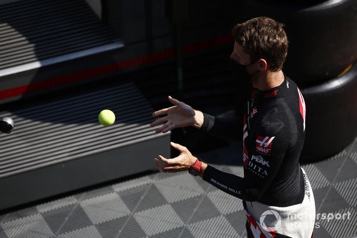 Romain Grosjean, Haas F1, realiza un ejercicio de entrenamiento de reflejos antes del FP2