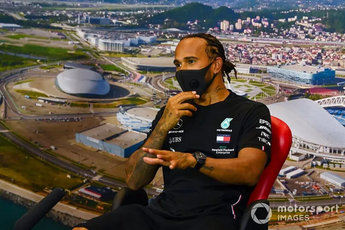 Lewis Hamilton, Mercedes-AMG F1, en la conferencia de prensa