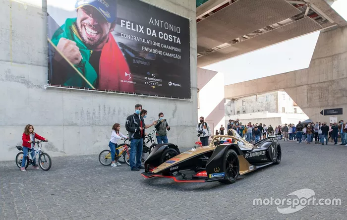 Antonio Felix Da Costa, piloto de DS TECHEETAH FE Team, celebra el campeonato de Fórmula E en Lisboa, Portugal