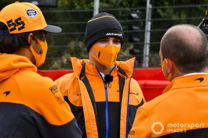 Carlos Sainz Jr. y Lando Norris, McLaren, recorren la pista