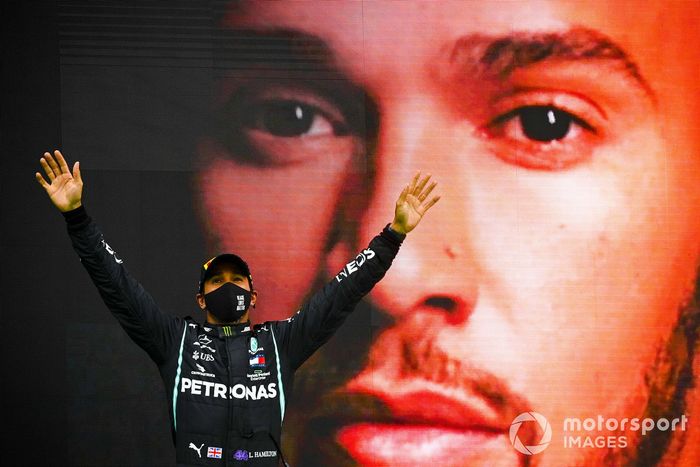 Podio: El ganador de la carrera Lewis Hamilton, Mercedes-AMG F1 celebra después de ganar su 92ª victoria en un Gran Premio, la mayor para cualquier piloto en la historia de la F1