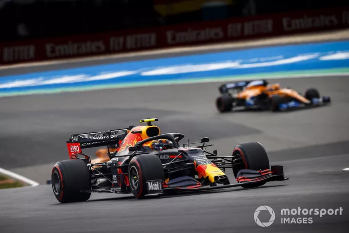 Alex Albon, Red Bull Racing RB16, Carlos Sainz Jr., McLaren MCL35