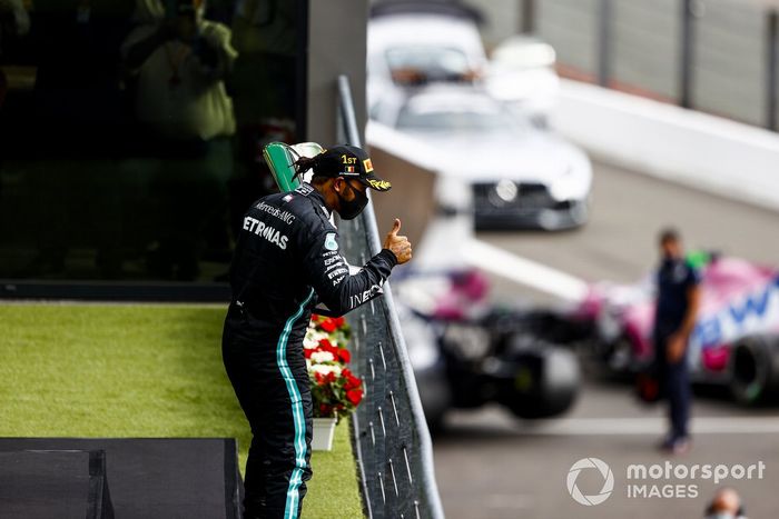 Podio: ganador Lewis Hamilton, Mercedes-AMG F1