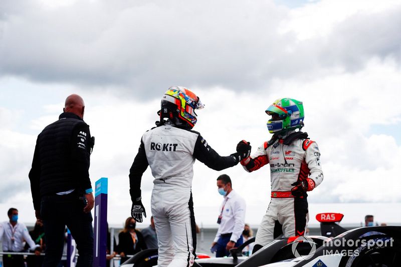 Tercer lugar Edoardo Mortara, Venturi Racing felicita al ganador Lucas Di Grassi, Audi Sport ABT Schaeffler en Parc Ferme
