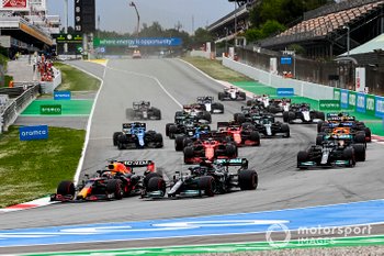 Hamilton troeft Verstappen op strategie af voor zege in Spanje