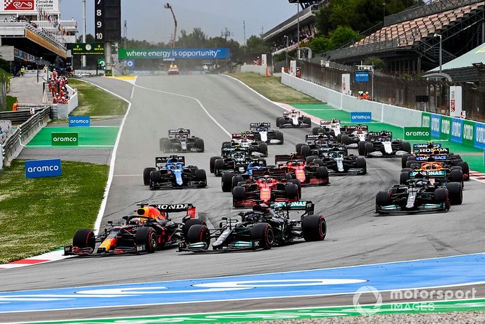 Max Verstappen, Red Bull Racing RB16B, Lewis Hamilton, Mercedes W12 al inicio de la carrera