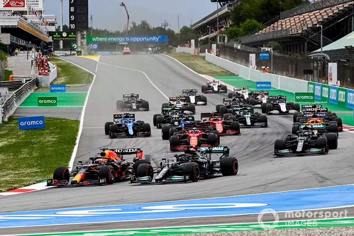 Max Verstappen, Red Bull Racing RB16B, Lewis Hamilton, Mercedes W12 al inicio de la carrera