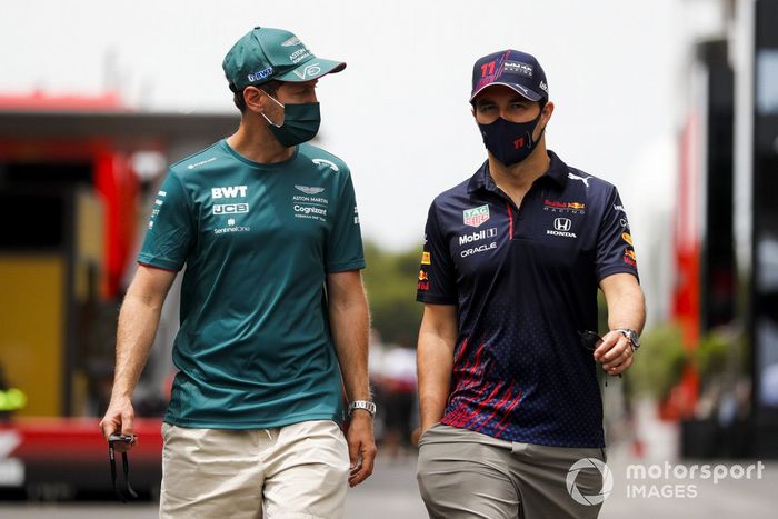 Sebastian Vettel, Aston Martin, Sergio Pérez, Red Bull Racing en el paddock