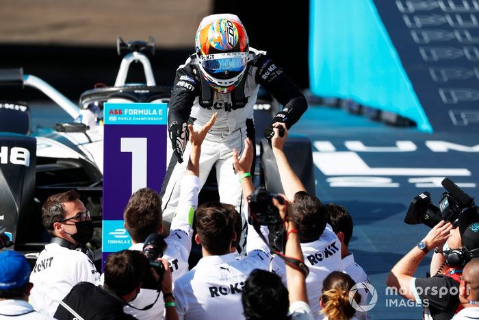 Ganador Edoardo Mortara, Venturi Racing celebra con el equipo