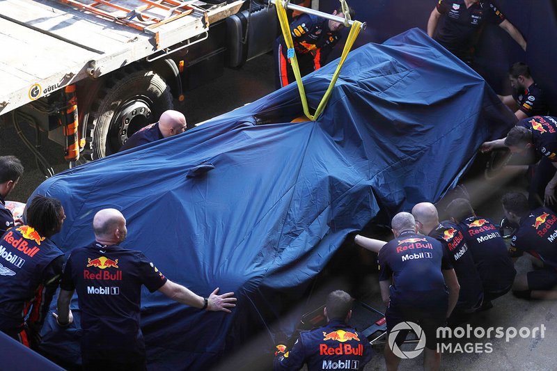 La monoposto incidentata di Pierre Gasly, Red Bull Racing RB15, viene riportata ai box