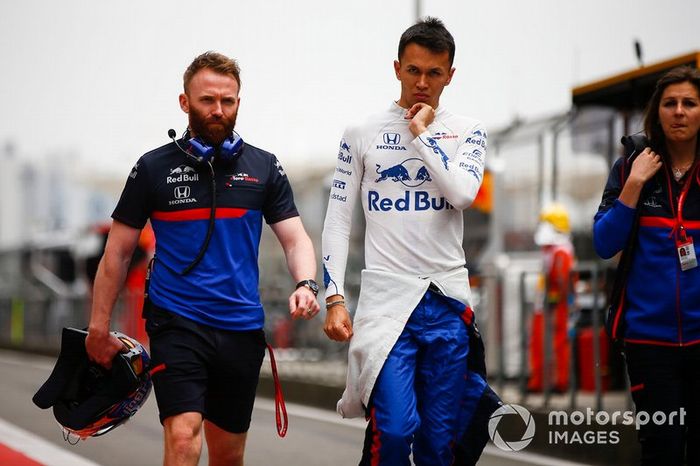 Alexander Albon, Toro Rosso regresa del centro médico después de su choque