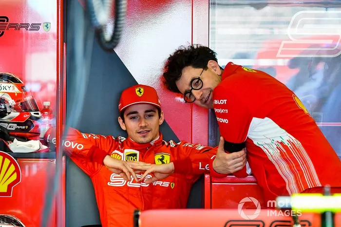 Charles Leclerc, Ferrari y Mattia Binotto, Director del Equipo Ferrari, en el garaje