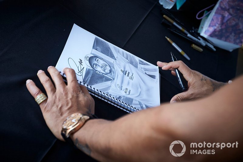 Lewis Hamilton, Mercedes AMG F1 signs autographs for fans on a drawing of himself